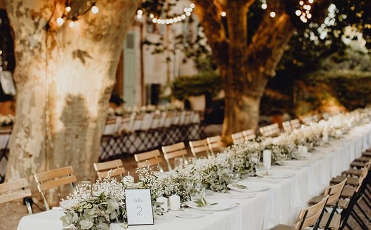 Table dressée mariage avec chaises en bois